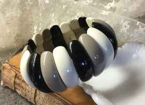 Meilleure qualité personnalisée haut de gamme en laiton fabriqué à la main en résine Bracelet de mode pour femmes avec couleur frappante perle directe d'Inde - Product Image 2