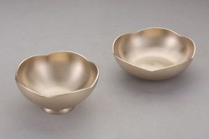 Bol à chocolat décoratif en métal au motif floral antique, parfait pour la table de dessert de fête et la décoration de la cuisine. - Product Image 3