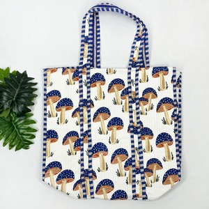 Sac fourre-tout en coton imprimé champignon bleu élégant sac à bandoulière matelassé écologique avec fermeture à glissière et bloc imprimé pour voyage - Product Image 1