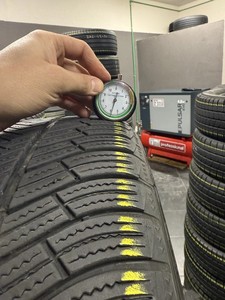 ยางรถยนต์ออลซีซั่น 255/45R19 ยางตันคุณภาพสูง ขนาด 19 นิ้ว สำหรับรถยนต์นั่งส่วนบุคคลและรถ SUV ขายส่ง - Product Image 2