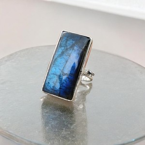 แหวนพลอยเงินสเตอร์ลิงทำด้วยมือทำด้วยมือ925เครื่องประดับชั้นดีสไตล์ลาบราดอไรต์ธรรมชาติพร้อมเทคโนโลยีการตั้งค่าฝา - Product Image 5