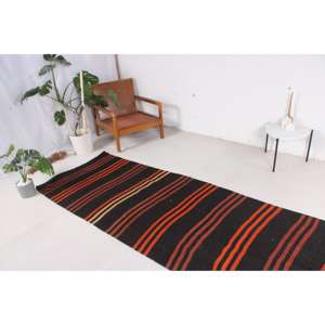 Alfombra Kilim Vintage de 3.4x11.9 pies, Alfombra Turca de Lana con Bordes Negros y Naranjas - Product Image 2