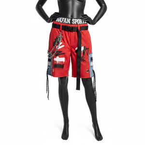 Shorts coupe-vent pour femmes en nylon premium rouge et noir avec empiècements en jean, impression sérigraphique graffiti, logo tissé personnalisé pour femmes - Product Image 6