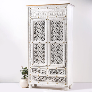 Armario Moderno con Paneles Tallados en Madera y Tachuelas de Latón para Uso en Habitaciones de Hotel - Product Image 2