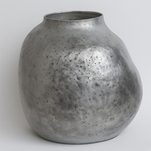 Jardinière décorative en métal brillant poli rustique parfaitement adaptée à la décoration de jardin élégante et aux besoins de style saisonnier - Product Image 4