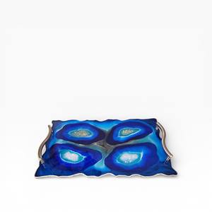 Plateau de service rectangulaire en agate naturelle bleue de luxe avec motifs de cristaux profonds, finition polie et poignées en métal doré - Product Image 1