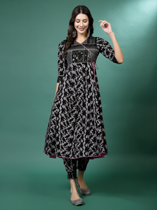 Último Diseño Tradicional Indio-Pakistaní, Kurti Casual y Elegante para Mujer, Negro, Bordado, de Rayón, Cuello en V, Corte en A, con Pantalón - Product Image 5