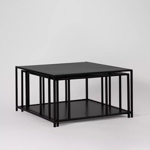 Table cylindrique ronde élégante en or conçue pour les chambres à coucher et les coins décoratifs avec un attrait intemporel - Product Image 4