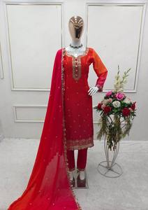 Conjunto de Kurti de Diseño Moderno en Seda Chinon con Bordado y Lentejuelas, para Fiestas, Largo hasta la Rodilla, de FabZone - Product Image 5