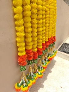 Guirnalda de caléndula artificial esponjosa hecha a mano de 6 pies con campanas y hojas para Diwali Navratri Home & Mandir Decoration - Product Image 6