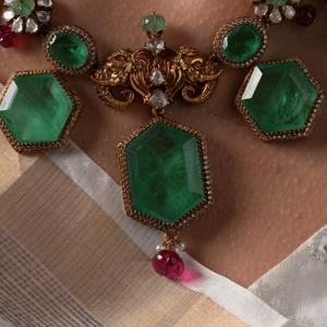 Collier tendance Gajaah en argent sterling 925, style Jardin Moghol, avec émeraude royale, rubis et diamants Polki, pour mariée. - Product Image 4