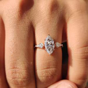 Exquisito Anillo de Compromiso de Diamantes para Mujer con Certificación IGI, Diseño de 3 Piedras con Corte Marquise y Kite, 1.00-2.00 CT - Product Image 3