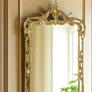 Cadre de miroir mural en bronze doré, style antique, orné de motifs floraux - Product Image 1