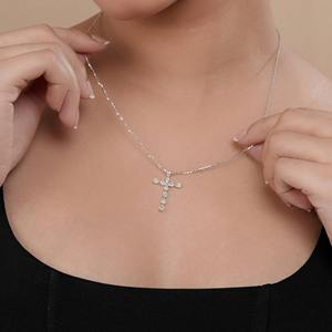 Nouveauté Collier pendentif en forme de croix en moissanite taille poire pour femmes avec bijoux en argent 925 pour femmes Cadeau de la Saint-Valentin - Product Image 3