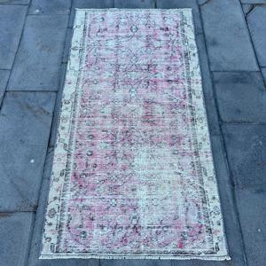 Alfombra vintage de 2.6x5.2 pies (80x157 cm), alfombra turca marroquí rosa - Product Image 1