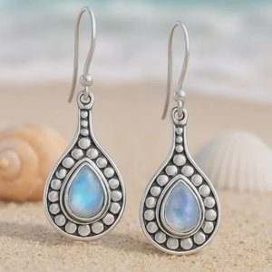 Boucles d'oreilles clous en pierre de lune, argent sterling 925 plaqué or, style bohème mignon, bijoux de mariée, cadeau élégant pour femme, pour occasions de fête - Product Image 1