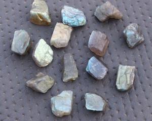 10 Piece Natural Rough <b>Labradorite</b> Gemstone Crystal Quartz 16-20 MM Size Garden Stone Flashy Blue Loose Gemstones - Product Image 1