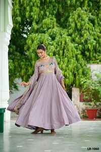 Vestido Anarkali de Seda Vichitra con Bordado Étnico Indio, Lentejuelas, Hilos Múltiples y Zari, Disponible en Tallas Grandes - Product Image 4