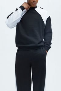 Sudadera moderna de Cuello redondo en blanco y negro para hombre, ropa de calle minimalista pero audaz, declaración para la comodidad diaria - Product Image 2