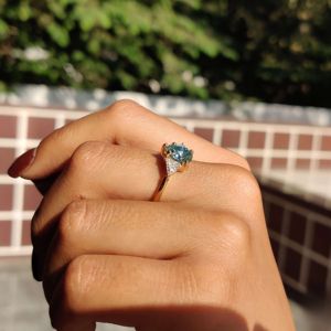 Anillos de compromiso de boda de diamantes de moissanita con corte de tres trillones de piedra en oro macizo de 10kt - Product Image 5