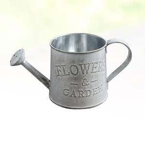 Arrosoir en métal utile pour les débutants apprenant la bonne manipulation des plantes grâce à des techniques de distribution d'eau ciblée et constante - Product Image 5