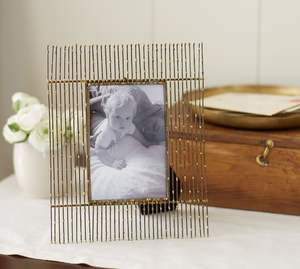 Cadre photo en métal, accessoire d'intérieur élégant pour la chambre à coucher, la table de bureau, avec une belle œuvre d'art en métal - Product Image 1