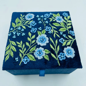 Caja de Almacenamiento de Joyas Portátil Premium con Diseño Floral Único, Color Personalizable, Tela de Algodón Bordada a Mano, Logotipo Personalizado Promocional - Product Image 1