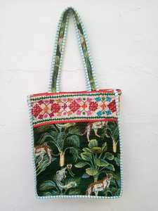 Sac fourre-tout à bandoulière pour femme en coton imprimé à la main en Inde, imprimé animal, broderie florale, mode estivale - Product Image 2