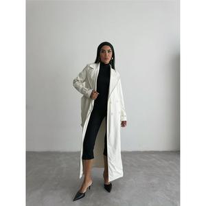 Gabardina de cuero acolchada para mujer en color blanco - Product Image 6