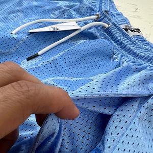 Logotipo personalizable de malla de poliéster de doble capa Pantalones cortos para correr Transpirable Entrenamiento suelto Fitness Estilo casual 6XL Patrón vintage - Product Image 4