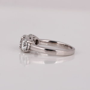 Bague de fiançailles personnalisée à trois pierres, diamant rond de laboratoire, argent sterling plaqué or, cadeau luxueux pour un anniversaire - Product Image 3