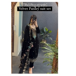 Pantalons Kurtis en velours de viscose lourd finition de luxe Costumes Dupatta avec motif élégant et bordure fantaisie pour les fêtes et les événements - Product Image 2