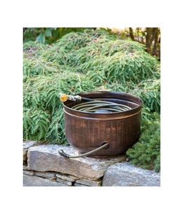 Macetas decorativas de metal para mangueras de jardín, para almacenamiento en exteriores, mantienen las mangueras seguras con un diseño elegante y duradero. - Product Image 1