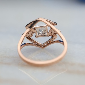 Bague de fiançailles de style classique 14 carats avec diamant de laboratoire de coupe princesse, cadeau de mariage étincelant certifié IGI écologique - Product Image 5
