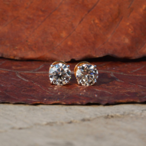 Boucles d'oreilles en or jaune certifié CVD, clous d'oreilles en diamant de laboratoire de taille ronde de 1.3 ct, cadeau d'anniversaire, vente en gros OEM - Product Image 1