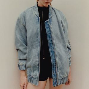 Veste bomber en jean surdimensionnée pour femmes, veste en jean bleue décontractée à fermeture éclair pour un style de rue tendance, à porter au quotidien et dans un style urbain moderne - Product Image 5
