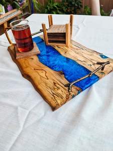 Plateau de service rectangulaire en bois massif de luxe avec résine époxy rouge et poignées métalliques, planche à charcuterie rivière, décoration, plat de cuisine - Product Image 3