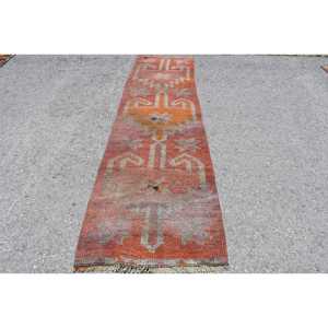 Alfombra Turca, Alfombra Vintage de 2.7x9.9 pies, Alfombra Herki Roja Blanca con Plantas y Árboles - Product Image 1