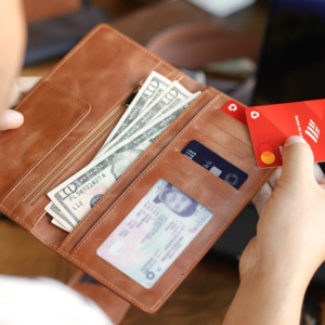 Tarjetero de Cuero Genuino RFID Unisex de Lujo Hecho a Mano, Cierre de Cremallera Duradero, Logotipo Empresarial Elegante, Personalizable con Hilo - Product Image 1