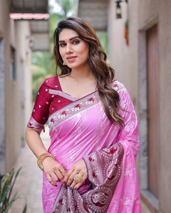 Tissage Banarasi Zari multicolore pour femmes Royal et Rich Dhwaja Export avec un beau sari imprimé numérique floral - Product Image 6