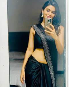 Sari en soie satinée légère de haute qualité, tissé à la main par des designers, avec bordure Jarkhan ornée de diamants thermocollés, idéal pour les occasions festives. - Product Image 4