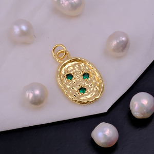 Pendentif ovale en plaqué or d'inspiration vintage avec pierres de zircon vert et breloque texturée pour colliers, fabrication de bijoux de fête-en laiton - Product Image 4