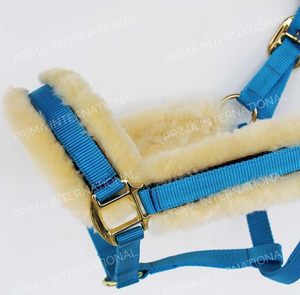 Vente en gros de licou en nylon confortable avec rembourrage en fourrure polaire licou de selle anglais en PP pour équipement équestre - Product Image 3