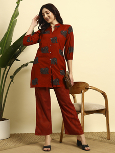 Ensemble Kurti et Palazzo en coton floral de qualité supérieure pour femmes |   Vêtements ethniques décontractés d'été avec décoration fendue |   Tissu respirant - Product Image 2