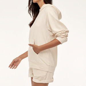 Vente en gros de vêtements à capuche décontractés solides au-dessus du genou pour femmes, ensemble court, deux pièces avec logo personnalisé, vêtements de sport, approvisionnement OEM - Product Image 2