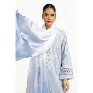 Dupatta en satin bleu ciel, soie froissée imprimée et brodée - Product Image 2