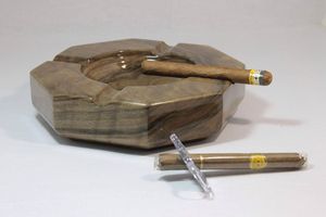 Cendrier en bois unique fait à la main avec sculpture tribale parfait pour les maisons à thème rustique et la décoration de coins fumeurs - Product Image 5