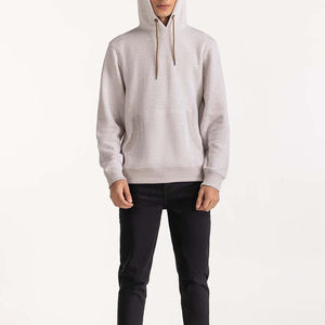 Sudadera gris claro hecha con 100% algodón polar que proporciona una sensación suave y cálida y un ajuste relajado para comodidad y estilo diarios. - Product Image 2