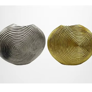 Florero de latón elegante personalizable, diseño costero hecho a mano para decoración de metal para el hogar y la Oficina - Product Image 1