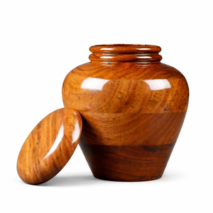 Urne en bois poli avec couvercle amovible et motif de grain naturel riche pour un rangement élégant des cendres - Product Image 1